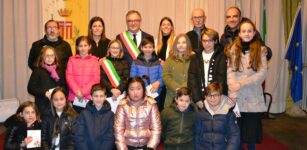 La neo sindaca junior Giulia Ferrara nella sala del consiglio La Guida - La neo sindaca junior Giulia Ferrara nella sala del consiglio