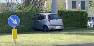 Auto nella rotonda a Borgo San Giuseppe La Guida - Auto nella rotonda a Borgo San Giuseppe