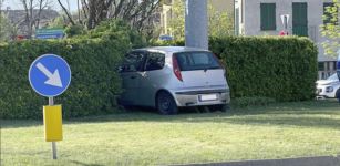 La Guida - Auto nella rotonda a Borgo San Giuseppe