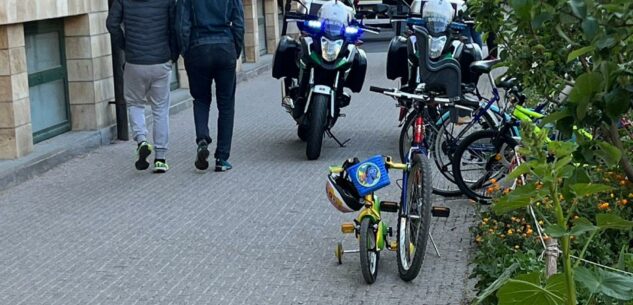 La Guida - Quelle motociclette sul marciapiede davanti alle scuole