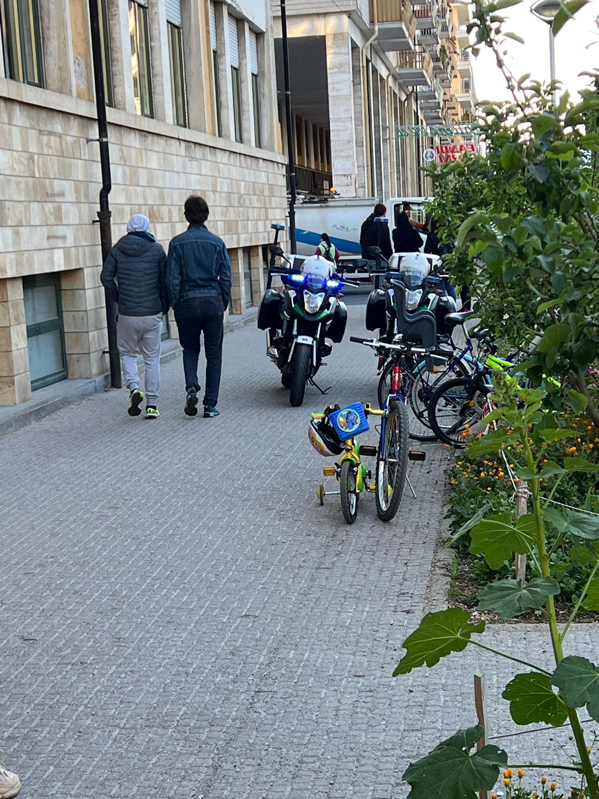 Quelle motociclette sul marciapiede davanti alle scuole