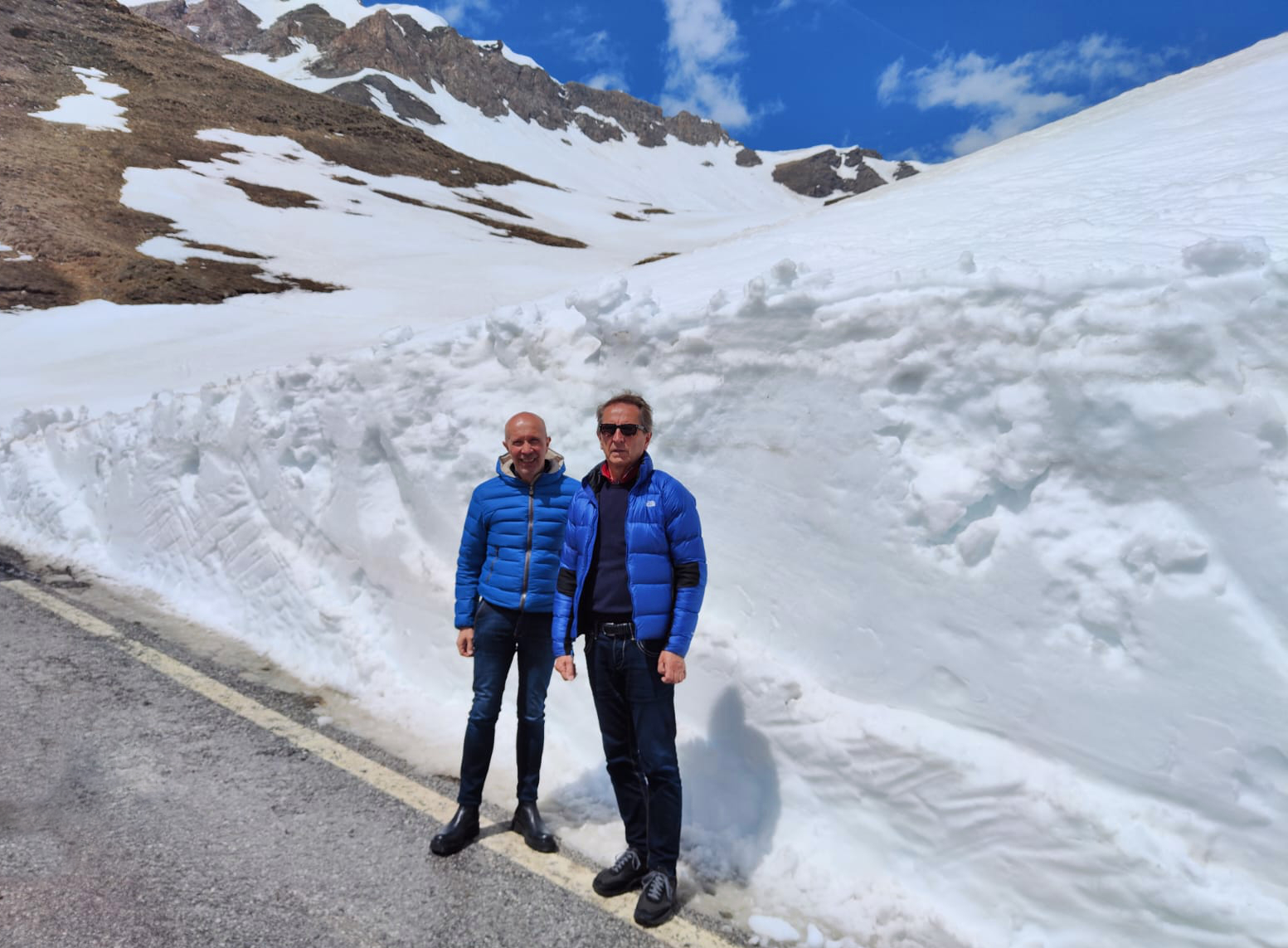Procedono i lavori di sgombero neve al Colle dell’Agnello