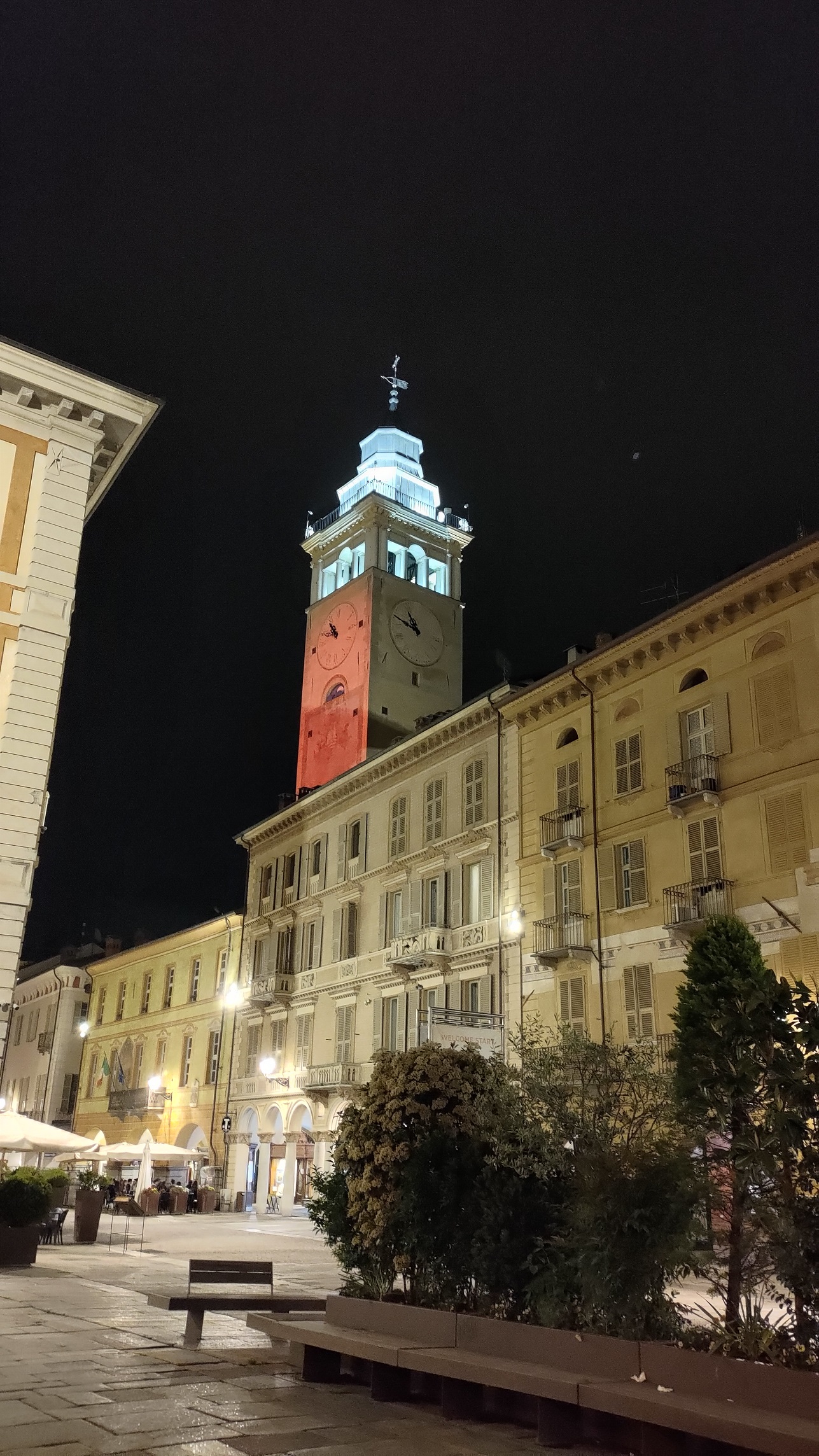 torre civica illuminata di rosso