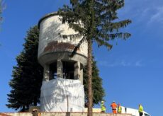 La Guida -  Abbattuto il vecchio serbatoio di stoccaggio a Sommariva Perno (video)