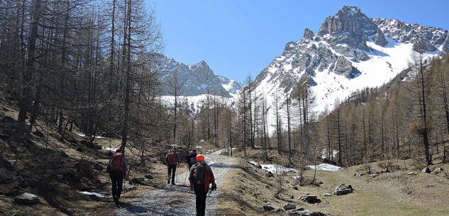 La Guida - Prato Ciorliero e l’antico ponte in pietra; il lago di Valcuca