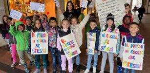 I bambini per la nonviolenza consegnano farfalle ai cuneesi La Guida - I bambini per la nonviolenza consegnano farfalle ai cuneesi