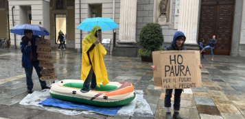 La Guida - “Questa pioggia è crisi climatica”, Fridays for future manifesta con un canotto in via Roma