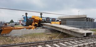 La Guida - Treno deragliato per la caduta del braccio di una gru: assolti