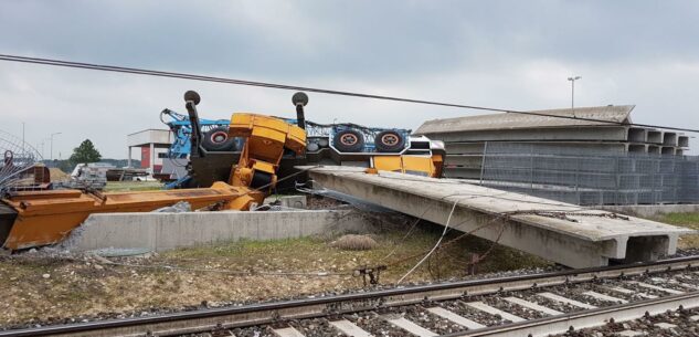 La Guida - Treno deragliato per la caduta del braccio di una gru: assolti