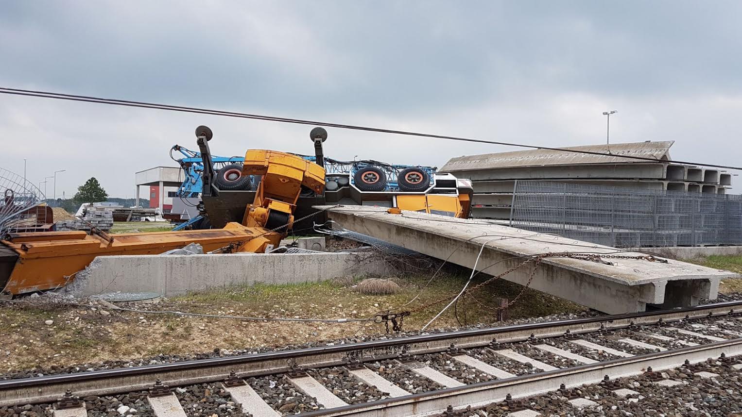 Treno deragliato per la caduta del braccio di una gru: assolti