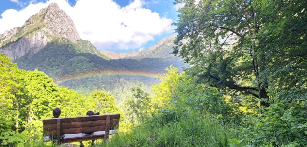 La Guida - Chiusa Pesio: dopo la pioggia, l’arcobaleno ai piedi dei monti (foto)