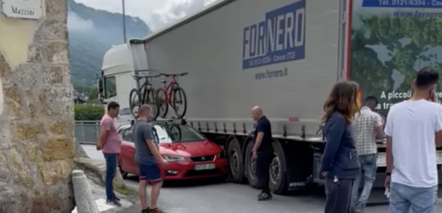 La Guida - Traffico in tilt a Demonte per un incidente auto-camion (video)