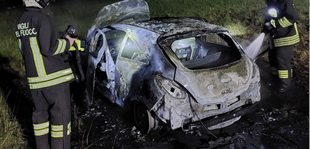 La Guida - Continuano le ricerche del proprietario dell’auto andata a fuoco