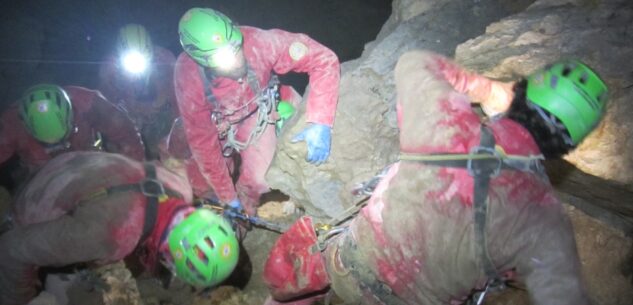 La Guida - Speleologa soccorsa in grotta: esercitazione in valle Ellero