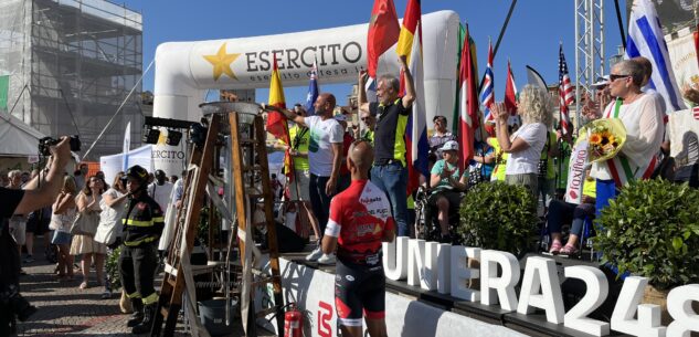 La Guida - La parata dei “supereroi” inaugura la Fausto Coppi tra campioni e tante iniziative