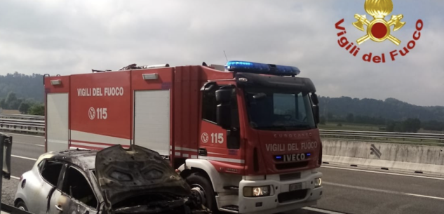 La Guida - A fuoco un’auto lungo l’autostrada Asti – Cuneo