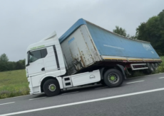 La Guida - Tir esce dalla carreggiata sulla Torino-Savona, nessun altro veicolo coinvolto