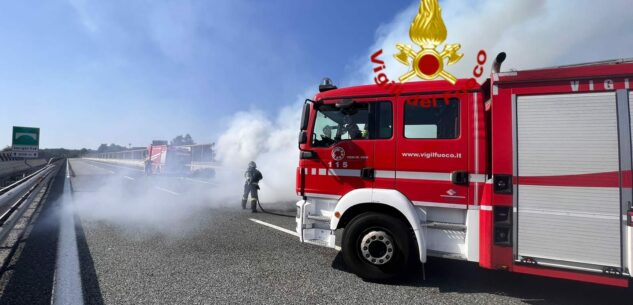 La Guida - Auto in fiamme sull’autostrada Torino-Savona, in zona Lesegno