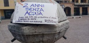 La Guida - Cartello di protesta sulla fontana a Boves