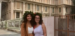 Due ragazze cuneesi nei luoghi della guerra dei Balcani La Guida - Due ragazze cuneesi nei luoghi della guerra dei Balcani