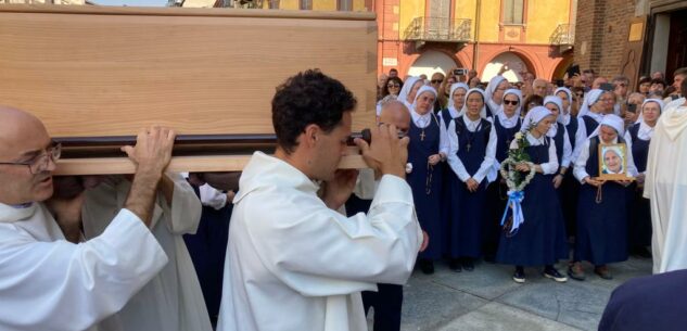 La Guida - Migliaia di persone a Saluzzo per l’ultimo saluto a madre Elvira (foto)