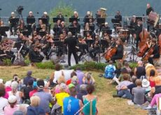 La Guida - Diverse migliaia di persone a Paesana per il concerto di Ferragosto