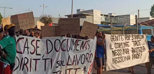 La Guida - Per le strade di Alba una manifestazione contro la precarietà del lavoro