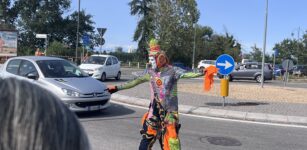 Il mimo cileno Karcocha anticipa, a sorpresa, l’apertura di Mirabilia La Guida - Il mimo cileno Karcocha anticipa, a sorpresa, l’apertura di Mirabilia