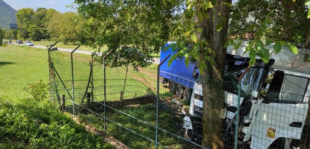 La Guida - Camion esce di strada e finisce contro un albero a Piano Quinto