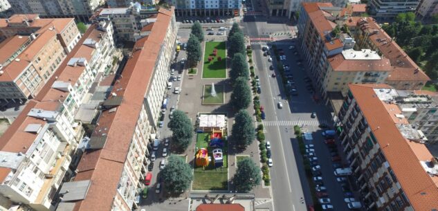 La Guida - Piazza Europa: area a raso simmetrica ai lati di corso Nizza, e i dieci cedri?