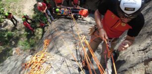 La Guida - I sanitari del Soccorso Alpino sperimentano il salvataggio in barella su parete rocciosa