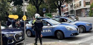 La Guida - Ubriaco importuna i passanti, fermato dalla Polizia