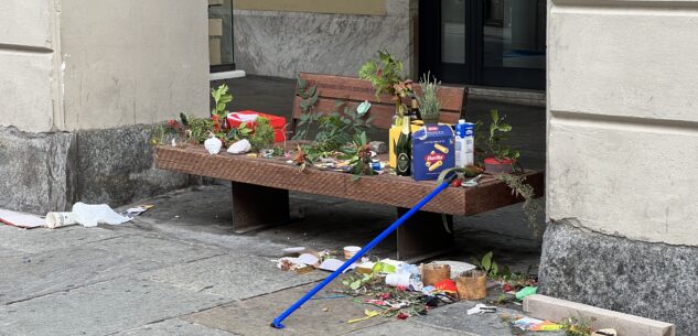 La Guida - Una “strana” panchina-banchetto” sotto i portici di via Roma