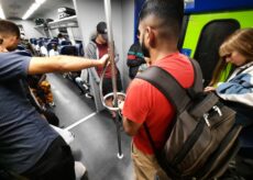 La Guida - Passeggeri in piedi, biciclette tra i sedili e molestie: disagi sul treno Cuneo-Torino