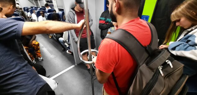 La Guida - Passeggeri in piedi, biciclette tra i sedili e molestie: disagi sul treno Cuneo-Torino
