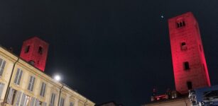 La Guida - Torri illuminate di rosso ad Alba per il disarmo nucleare