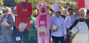 Corrono in 450 con una forma di Castelmagno La Guida - Corrono in 450 con una forma di Castelmagno