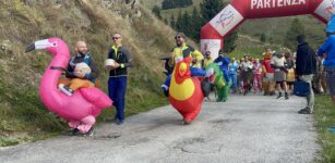 La Guida - Castelmagno, i costumi più stravaganti dei 450 corridori della Fauniera Cheese Run (video e foto)