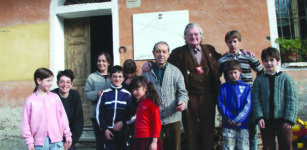 La Guida - “Oltre l’orizzonte”, la scuola unica di Coumbouscuro e Sergio Arneodo in film