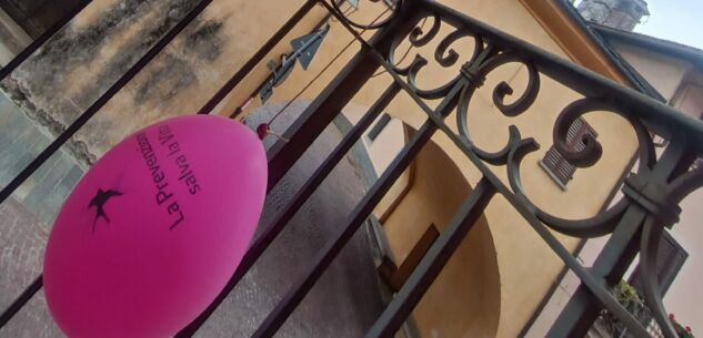 La Guida - Palloncini rosa ai balconi del municipio di Borgo