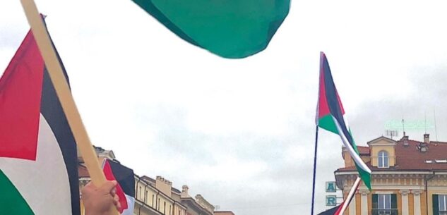 La Guida - Bandiere “Free Palestine” anche in piazza Galimberti a Cuneo