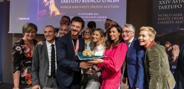 La Guida - 130 mila euro per un tartufo da oltre 1kg: a Grinzane Cavour asta mondiale da record
