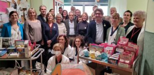 La Guida - Dai Rotary libri e giochi ai bambini dell’ospedale Santa Croce e Carle