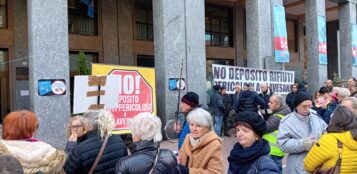 La Guida - Da Clavesana sit in sotto il Palazzo della Provincia per il no al deposito rifiuti