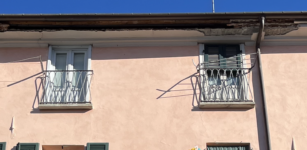Un cornicione cade da un palazzo in piazza Virginio La Guida - Un cornicione cade da un palazzo in piazza Virginio