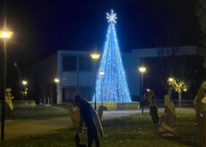 La Guida - Caraglio, Alberi e luminarie, proiettori e renna per il Natale