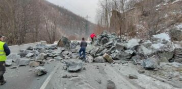 La Guida - In mille pezzi il masso sulla provinciale della valle Varaita