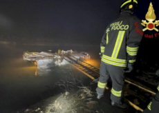 La Guida - Camion dei rifiuti in un canale a Roddi, salvi i due occupanti