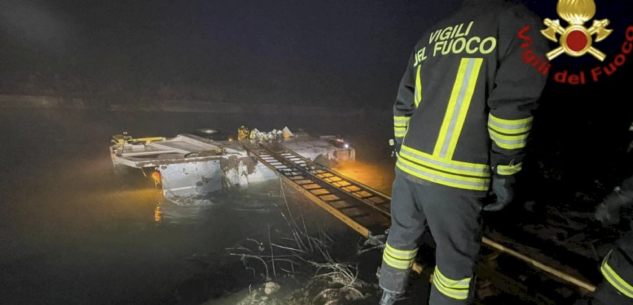 La Guida - Camion dei rifiuti in un canale a Roddi, salvi i due occupanti