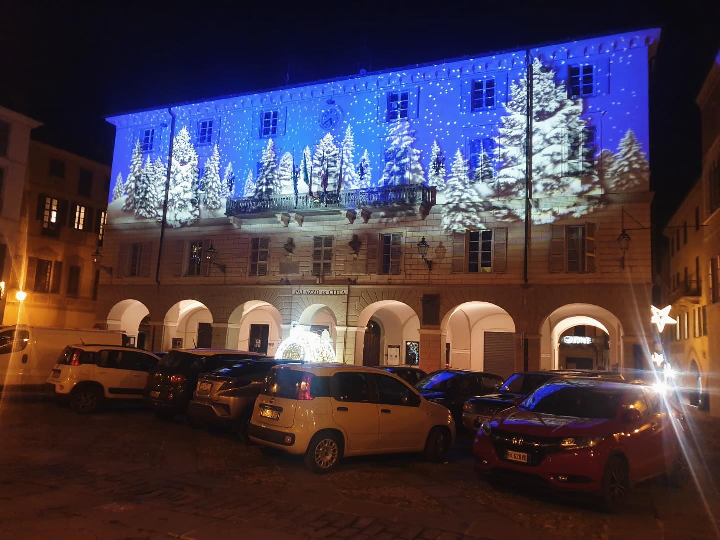 Ceva, il municipio si veste di luci e colori per gli auguri